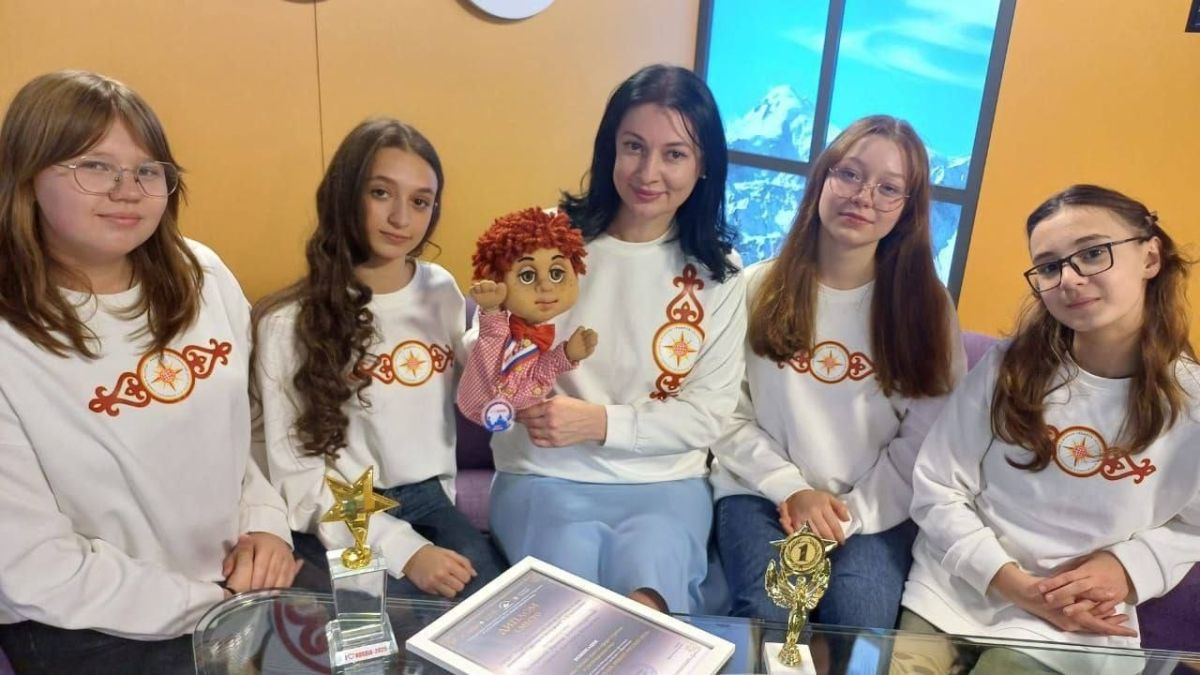 За годы работы в системе образования республики Элла Маирбековна стала для многих из нас не просто руководителем, а настоящим соратником и человеком, который искренне болеет за своё дело За годы работы в системе образования республики Элла Маирбековна стала для многих из нас не просто руководителем, а настоящим соратником и человеком, который искренне болеет за своё дело