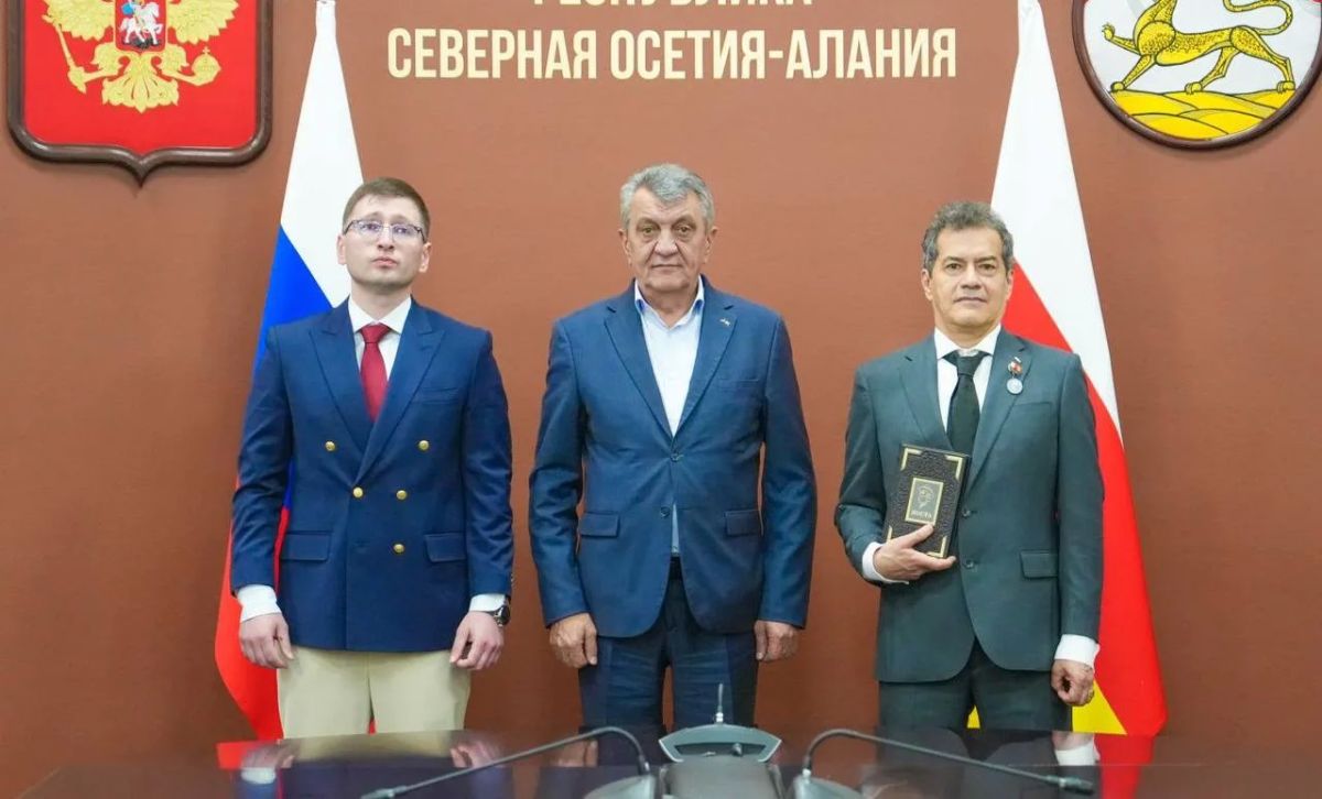 Глава РСО – Алания Сергей Меняйло встретился с колумбийским писателем и переводчиком Рубеном Дарио Флоресом Арсилой, который перевел сборник стихотворений основоположника осетинской литературы Коста Хетагурова на испанский... Глава РСО – Алания Сергей Меняйло встретился с колумбийским писателем и переводчиком Рубеном Дарио Флоресом Арсилой, который перевел сборник стихотворений основоположника осетинской литературы Коста Хетагурова на испанский...