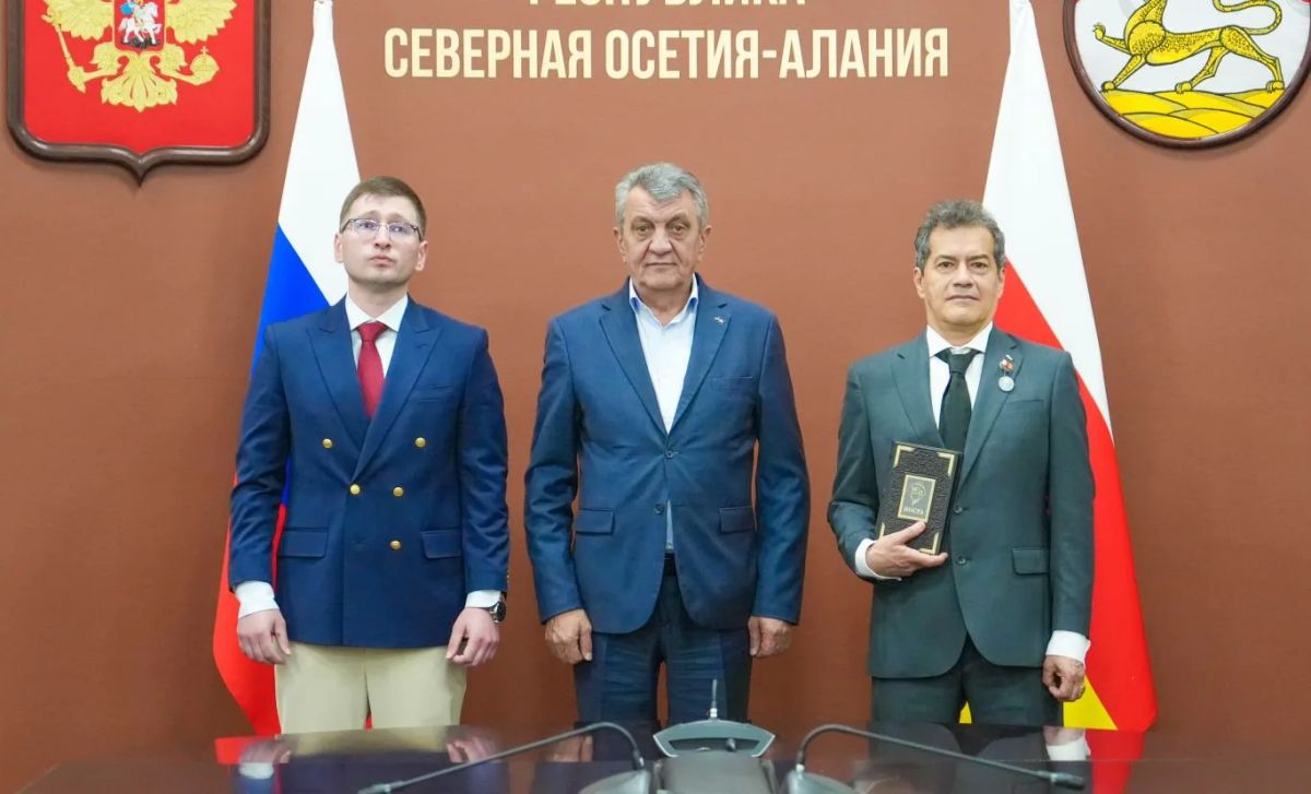 Глава РСО – Алания Сергей Меняйло встретился с колумбийским писателем и переводчиком Рубеном Дарио Флоресом Арсилой, который перевел сборник стихотворений основоположника осетинской литературы Коста Хетагурова на испанский... Глава РСО – Алания Сергей Меняйло встретился с колумбийским писателем и переводчиком Рубеном Дарио Флоресом Арсилой, который перевел сборник стихотворений основоположника осетинской литературы Коста Хетагурова на испанский...