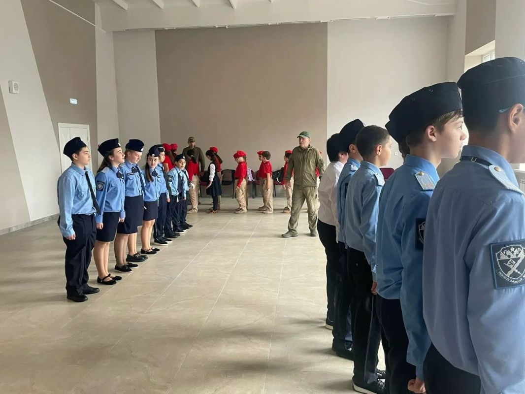 В рамках реализации национального проекта «Молодёжь и дети» на базе МБОУ СОШ №25 сотрудники ГАУ «ЦВПВМ РСО-Алания» проводят с юнармейцами и казаками этой школы цикл занятий по начальной военной подготовке В рамках реализации национального проекта «Молодёжь и дети» на базе МБОУ СОШ №25 сотрудники ГАУ «ЦВПВМ РСО-Алания» проводят с юнармейцами и казаками этой школы цикл занятий по начальной военной подготовке