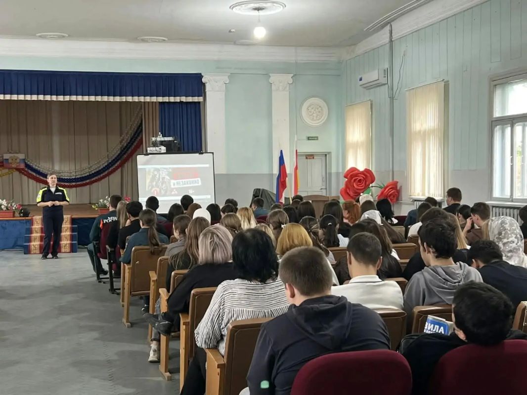Сотрудники Госавтоинспекции Моздокского района проводят со студентами средних профессиональных образовательных учреждений профилактические беседы о недопустимости управления мопедами и питбайками без водительских прав Сотрудники Госавтоинспекции Моздокского района проводят со студентами средних профессиональных образовательных учреждений профилактические беседы о недопустимости управления мопедами и питбайками без водительских прав