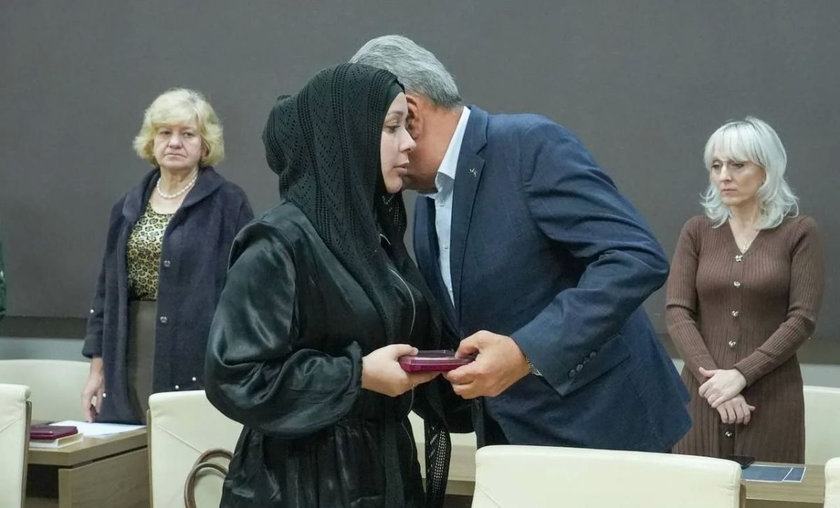 Сергей Меняйло встретился с семьями военнослужащих, погибших в зоне проведения СВО Сергей Меняйло встретился с семьями военнослужащих, погибших в зоне проведения СВО