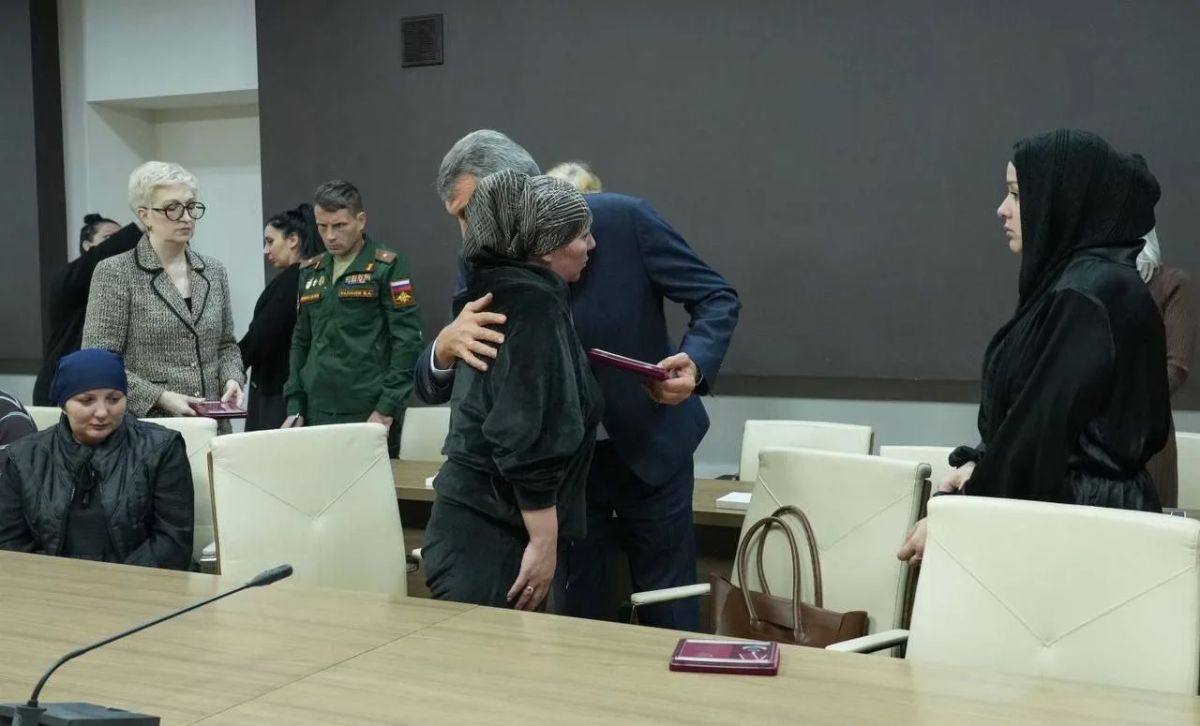 Сергей Меняйло встретился с семьями военнослужащих, погибших в зоне проведения СВО Сергей Меняйло встретился с семьями военнослужащих, погибших в зоне проведения СВО