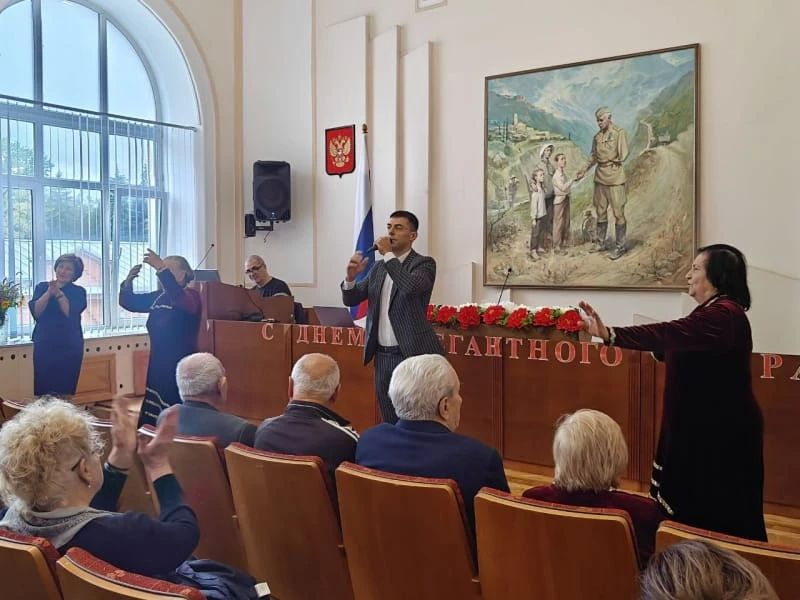 Артисты Культурного центра МВД Северной Осетии поздравили ветеранов с Днем пожилого человека