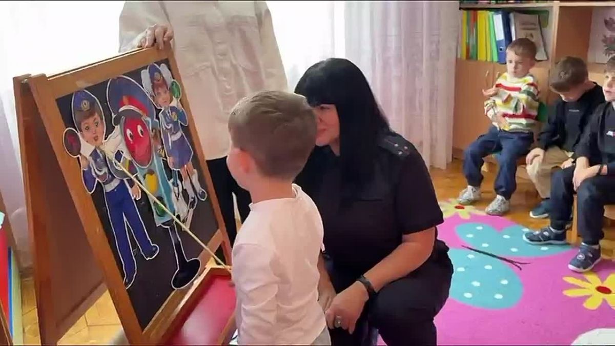 Полицейские Кировского района провели профилактическое занятие для воспитанников детского сада «Дюймовочка»