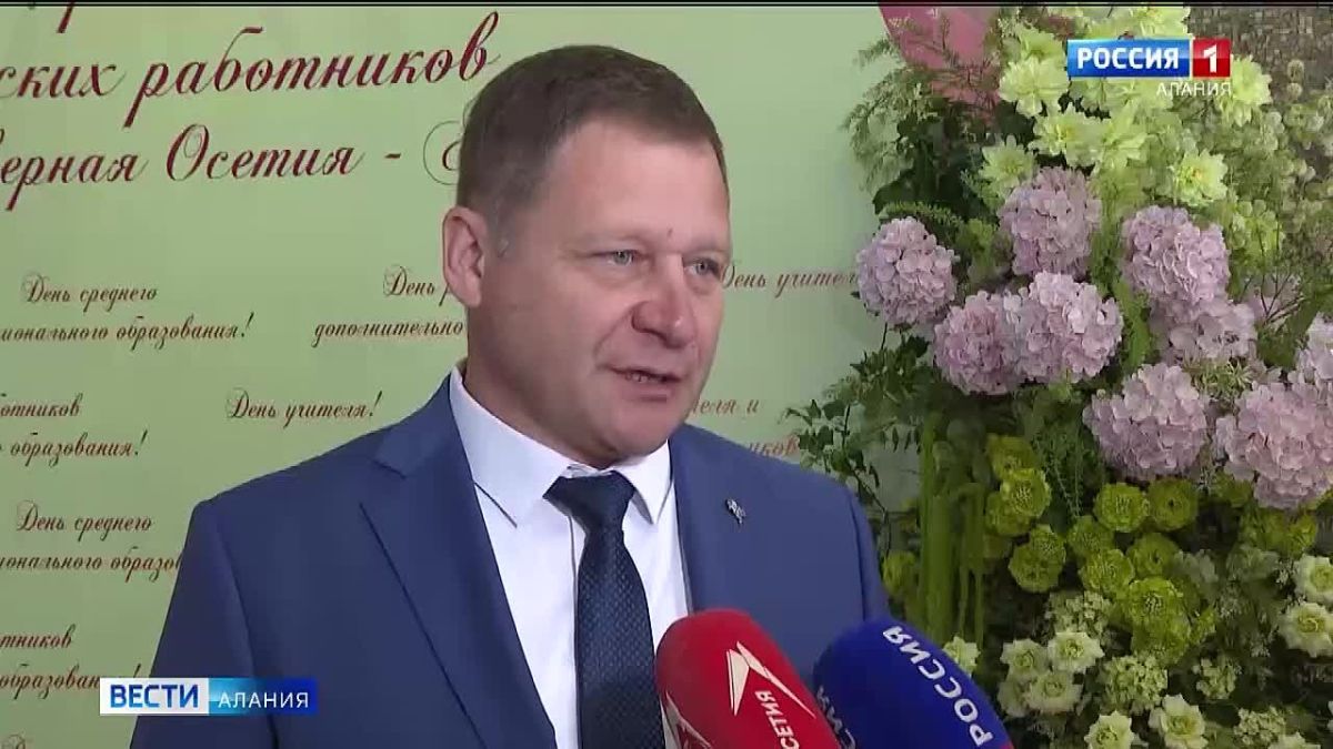 Сергей Меняйло вручил награды работникам системы образования республики