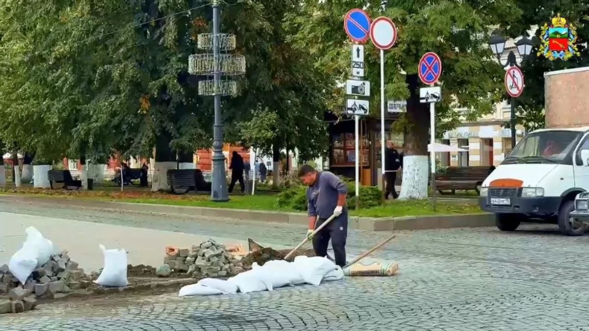 Администрация Владикавказа восстанавливает брусчатку на пр.Мира, поврежденную в ходе аварийных работ