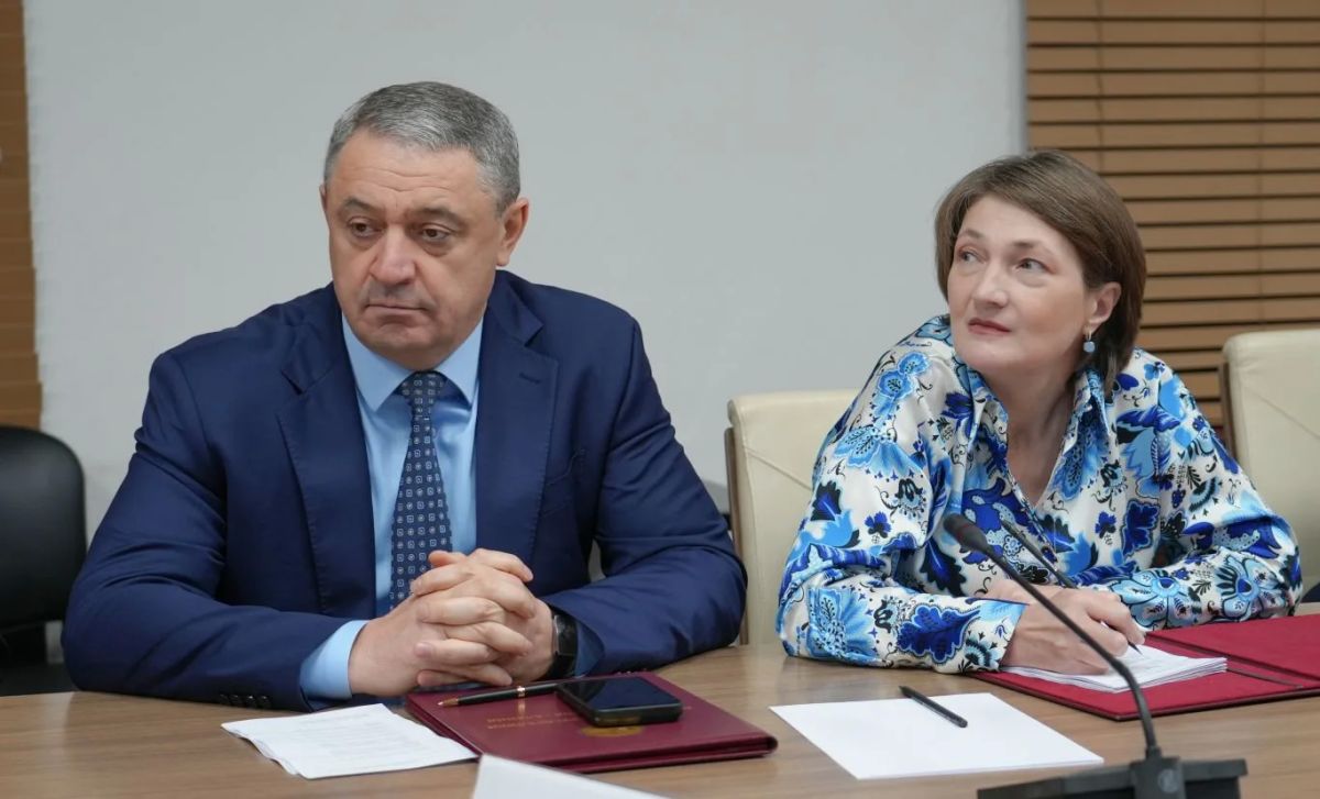Глава РСО – Алания Сергей Меняйло открыл заседание Правительства Северной Осетии, озвучив ряд кадровых назначений в структуре кабмина Глава РСО – Алания Сергей Меняйло открыл заседание Правительства Северной Осетии, озвучив ряд кадровых назначений в структуре кабмина