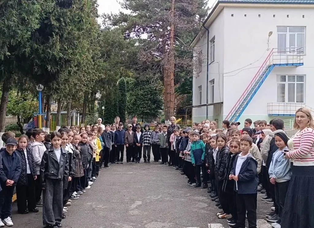 В Кабардино-Балкарии продолжается реализация комплекса профилактических мероприятий «Безопасный путь в школу» В Кабардино-Балкарии продолжается реализация комплекса профилактических мероприятий «Безопасный путь в школу»