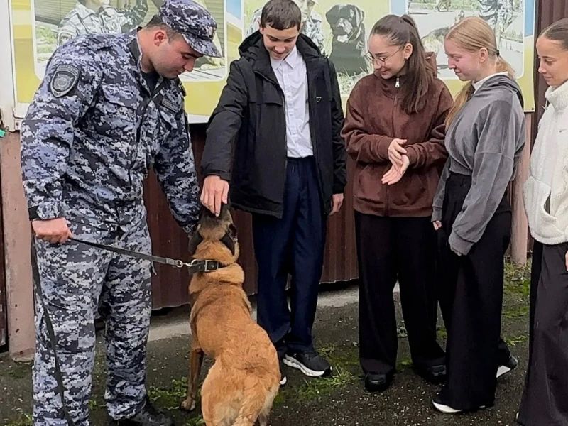 Учащиеся школы-интерната навестили четвероногих напарников полицейских из Отдела полиции Алагирского района Северной Осетии