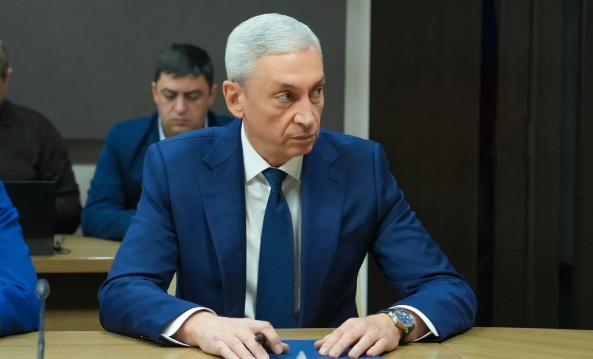 Глава РСО – Алания Сергей Меняйло открыл заседание Правительства Северной Осетии, озвучив ряд кадровых назначений в структуре кабмина Глава РСО – Алания Сергей Меняйло открыл заседание Правительства Северной Осетии, озвучив ряд кадровых назначений в структуре кабмина