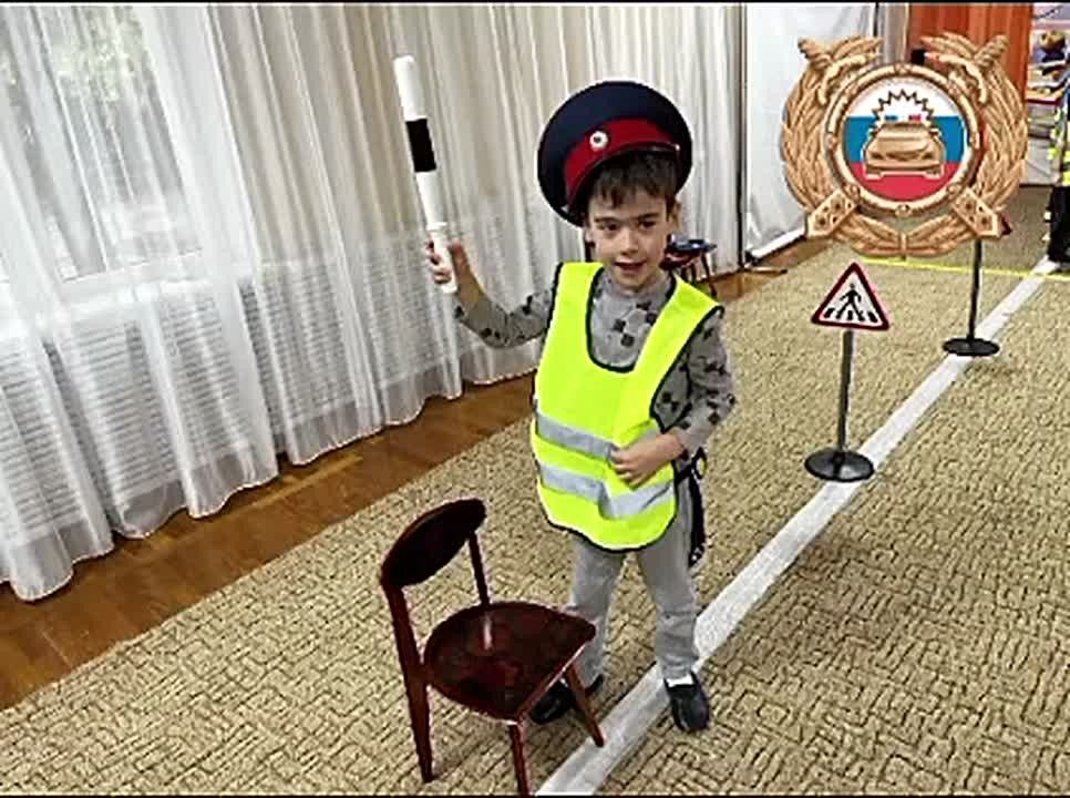 Сотрудники Госавтоинспекции Моздокского района провели профилактическую беседу в детском саду № 8 «Огонек» г. Моздока, в старшей группе «Буратинки», на тему «Засветись в темноте!»