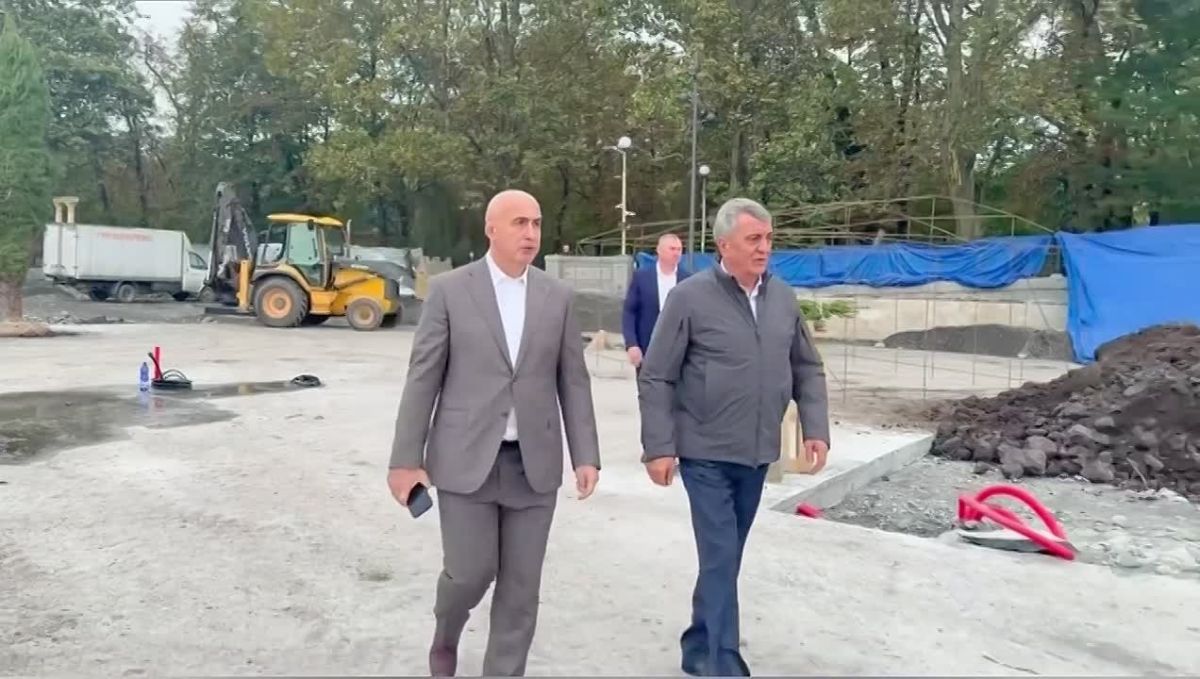 Сергей Меняйло: Вместе с врио первого вице-премьера Георгием Атаровым посмотрели, как идёт строительство новой зоны отдыха с фонтаном-водопадом в Центральном парке Владикавказа
