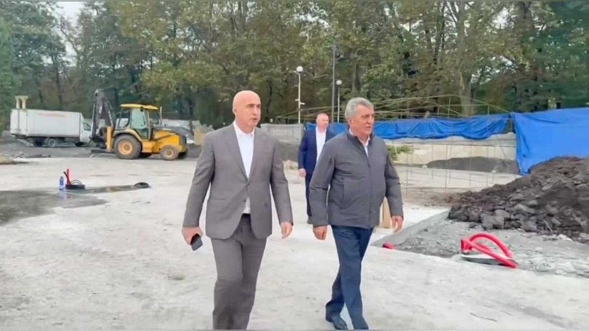 Ход строительства новой зоны отдыха с фонтаном-водопадом в Центральном парке Владикавказа оценили Сергей Меняйло и Георгий Атаров