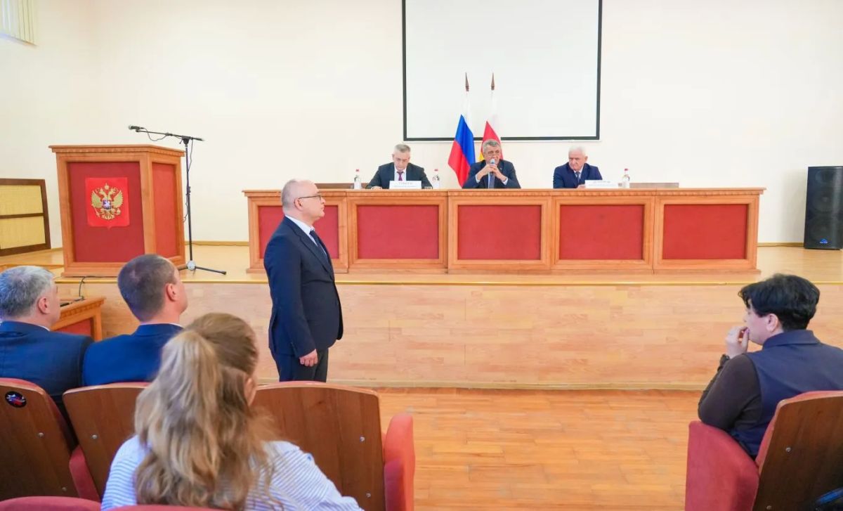Глава РСО – Алания Сергей Меняйло провел встречу с жителями Алагирского района
