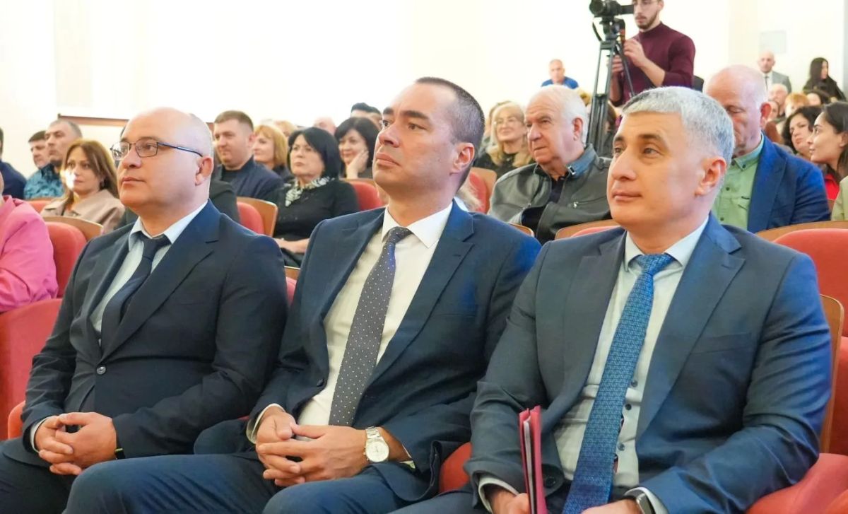 Глава РСО – Алания Сергей Меняйло провел встречу с жителями Алагирского района Глава РСО – Алания Сергей Меняйло провел встречу с жителями Алагирского района