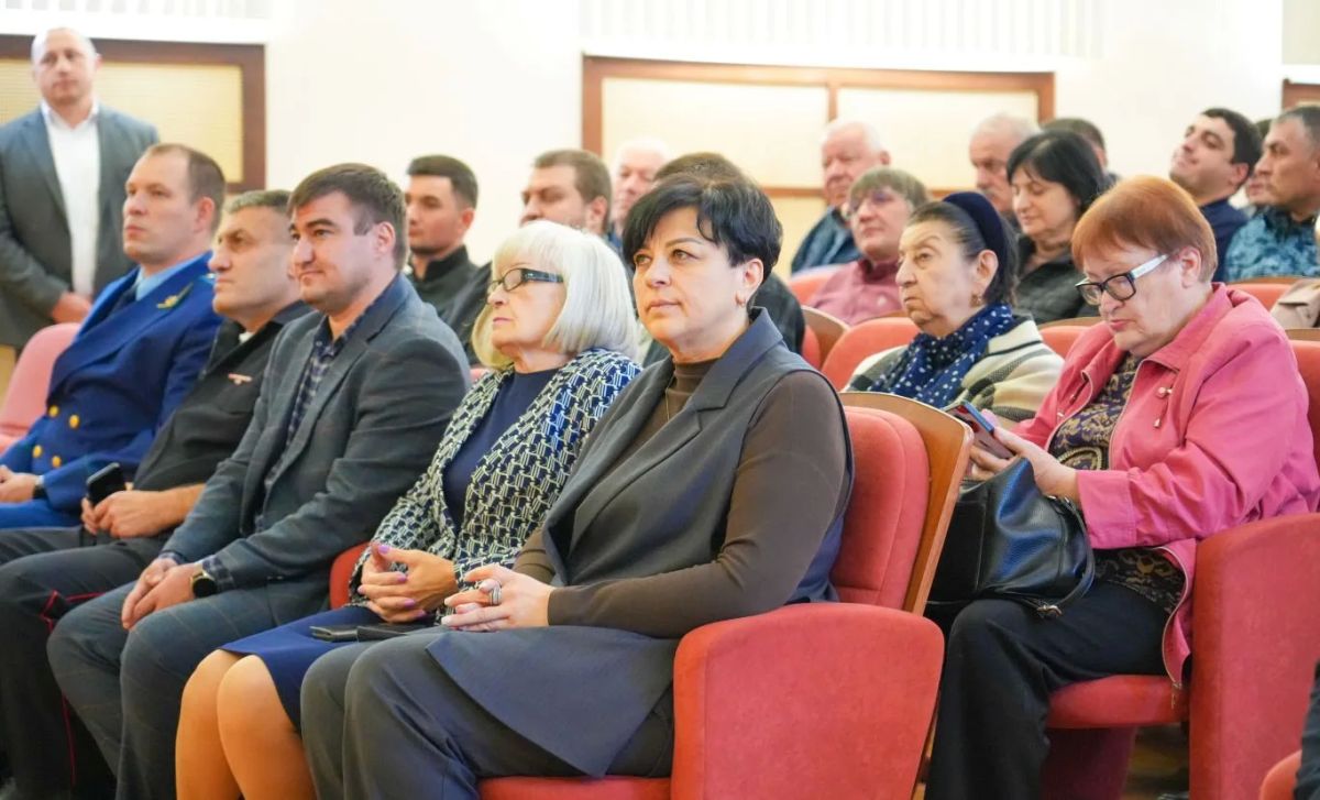 Глава РСО – Алания Сергей Меняйло провел встречу с жителями Алагирского района Глава РСО – Алания Сергей Меняйло провел встречу с жителями Алагирского района