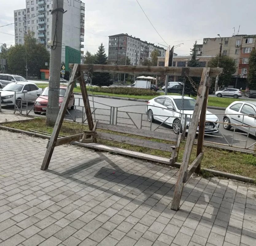 ВЫ/МЫ. В социальных сетях горожанка пожаловалась на сломанные качели, расположенные на ул. Владикавказской ВЫ/МЫ. В социальных сетях горожанка пожаловалась на сломанные качели, расположенные на ул. Владикавказской