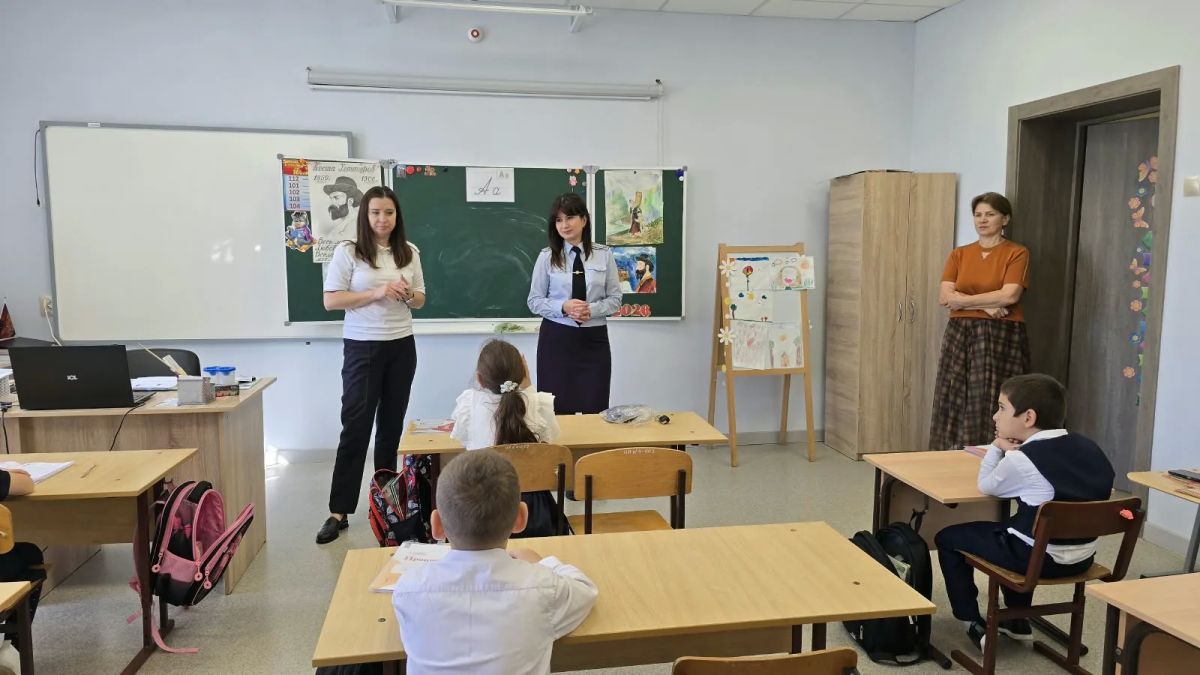 Сотрудники полиции Ардонского района провели акцию «Светлячок - мой верный друг» с первоклассниками Сотрудники полиции Ардонского района провели акцию «Светлячок - мой верный друг» с первоклассниками