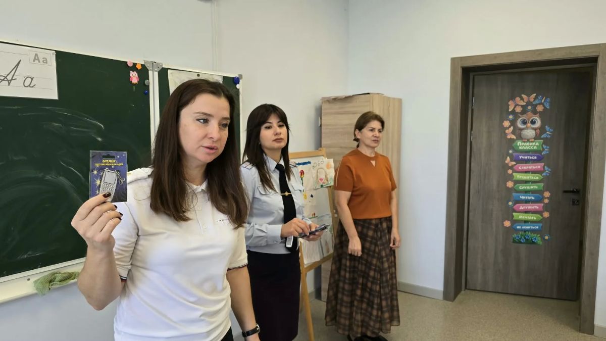 Сотрудники полиции Ардонского района провели акцию «Светлячок - мой верный друг» с первоклассниками Сотрудники полиции Ардонского района провели акцию «Светлячок - мой верный друг» с первоклассниками