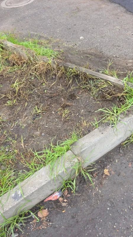 Куски асфальта на перекрестке улиц Камалова и О. Кошевого убрали после вмешательства УКГХ Куски асфальта на перекрестке улиц Камалова и О. Кошевого убрали после вмешательства УКГХ