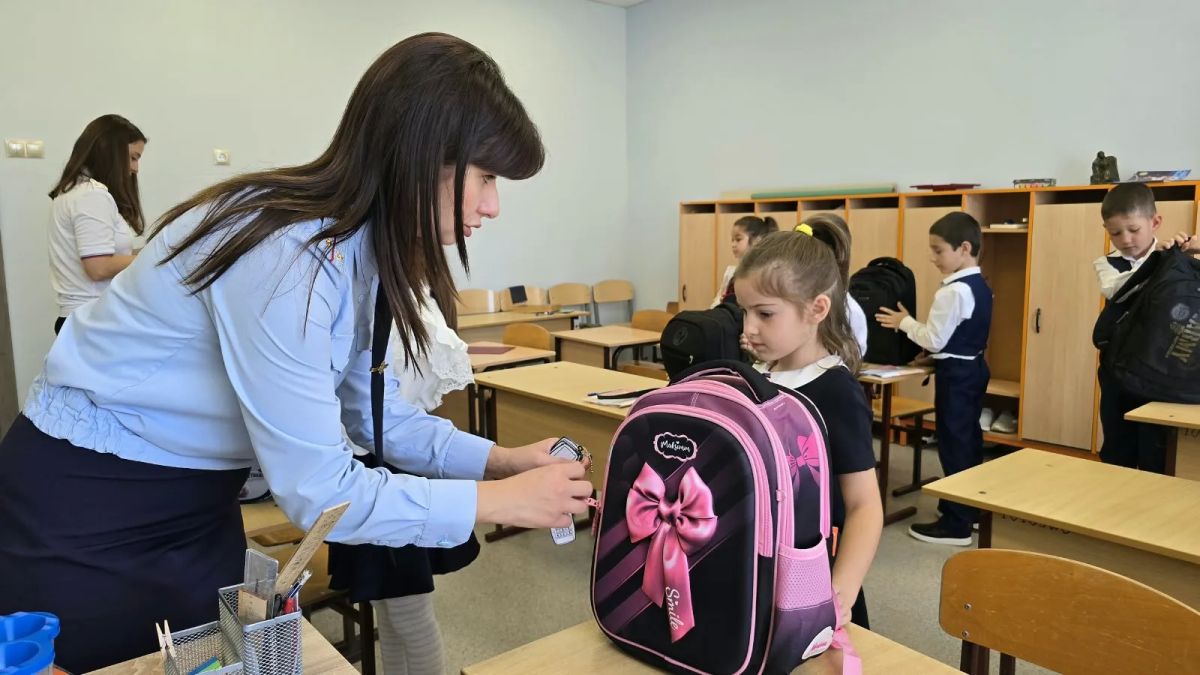 Сотрудники полиции Ардонского района провели акцию «Светлячок - мой верный друг» с первоклассниками Сотрудники полиции Ардонского района провели акцию «Светлячок - мой верный друг» с первоклассниками