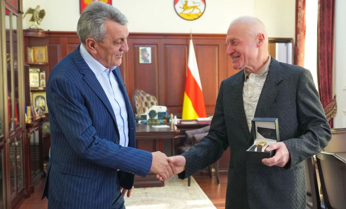 Глава РСО – Алания Сергей Меняйло встретился с атлетом Автандилом Гагиевым. Глава РСО – Алания Сергей Меняйло встретился с атлетом Автандилом Гагиевым.