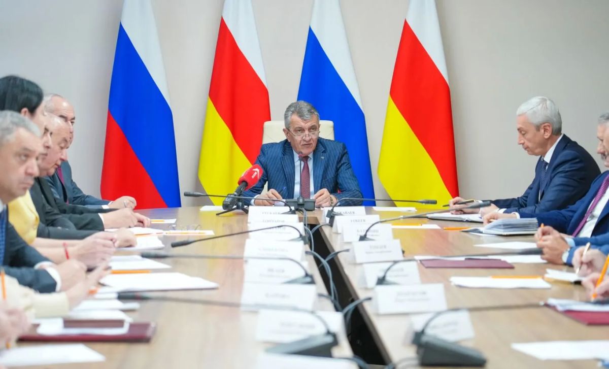 Глава РСО – Алания Сергей Меняйло провел еженедельное аппаратное совещание с участием руководителей органов исполнительной власти и муниципальных образований, представителей правоохранительных и надзорных структур республики. Глава РСО – Алания Сергей Меняйло провел еженедельное аппаратное совещание с участием руководителей органов исполнительной власти и муниципальных образований, представителей правоохранительных и надзорных структур республики.