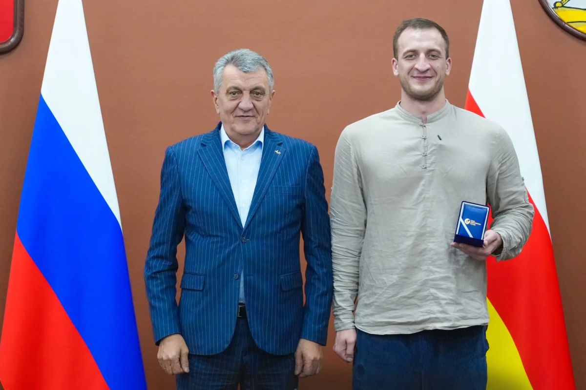 Глава РСО – Алания Сергей Меняйло провёл встречу с директором филиала ВГТРК ГТРК «Алания», председателем Союза журналистов Северной Осетии Тимуром Кусовым и специальным корреспондентом «Соловьёв LIVE» Георгием Мамсуровым... Глава РСО – Алания Сергей Меняйло провёл встречу с директором филиала ВГТРК ГТРК «Алания», председателем Союза журналистов Северной Осетии Тимуром Кусовым и специальным корреспондентом «Соловьёв LIVE» Георгием Мамсуровым...