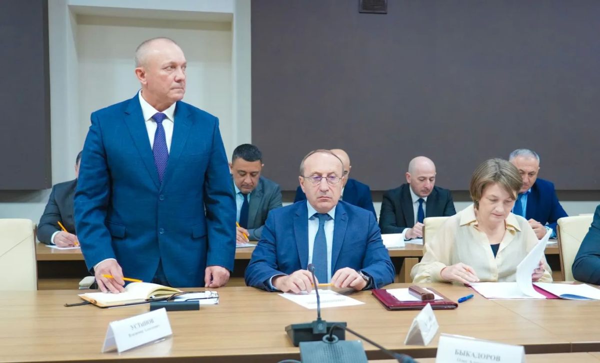 Глава РСО – Алания Сергей Меняйло провел еженедельное аппаратное совещание с участием руководителей органов исполнительной власти и муниципальных образований, представителей правоохранительных и надзорных структур республики. Глава РСО – Алания Сергей Меняйло провел еженедельное аппаратное совещание с участием руководителей органов исполнительной власти и муниципальных образований, представителей правоохранительных и надзорных структур республики.