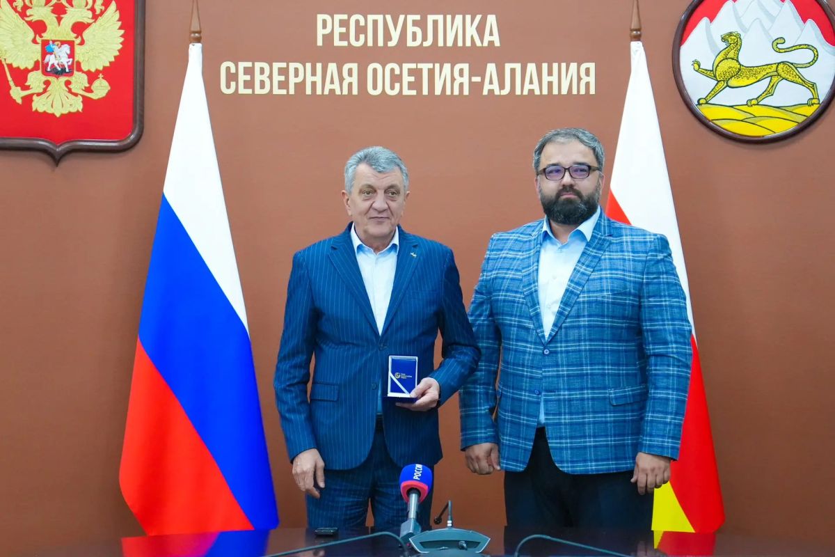 Глава РСО – Алания Сергей Меняйло провёл встречу с директором филиала ВГТРК ГТРК «Алания», председателем Союза журналистов Северной Осетии Тимуром Кусовым и специальным корреспондентом «Соловьёв LIVE» Георгием Мамсуровым... Глава РСО – Алания Сергей Меняйло провёл встречу с директором филиала ВГТРК ГТРК «Алания», председателем Союза журналистов Северной Осетии Тимуром Кусовым и специальным корреспондентом «Соловьёв LIVE» Георгием Мамсуровым...