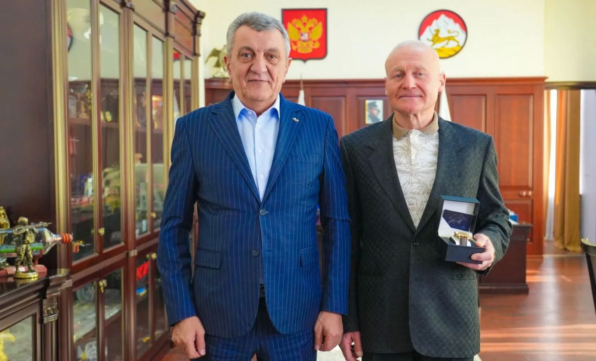 Глава РСО – Алания Сергей Меняйло встретился с атлетом Автандилом Гагиевым.