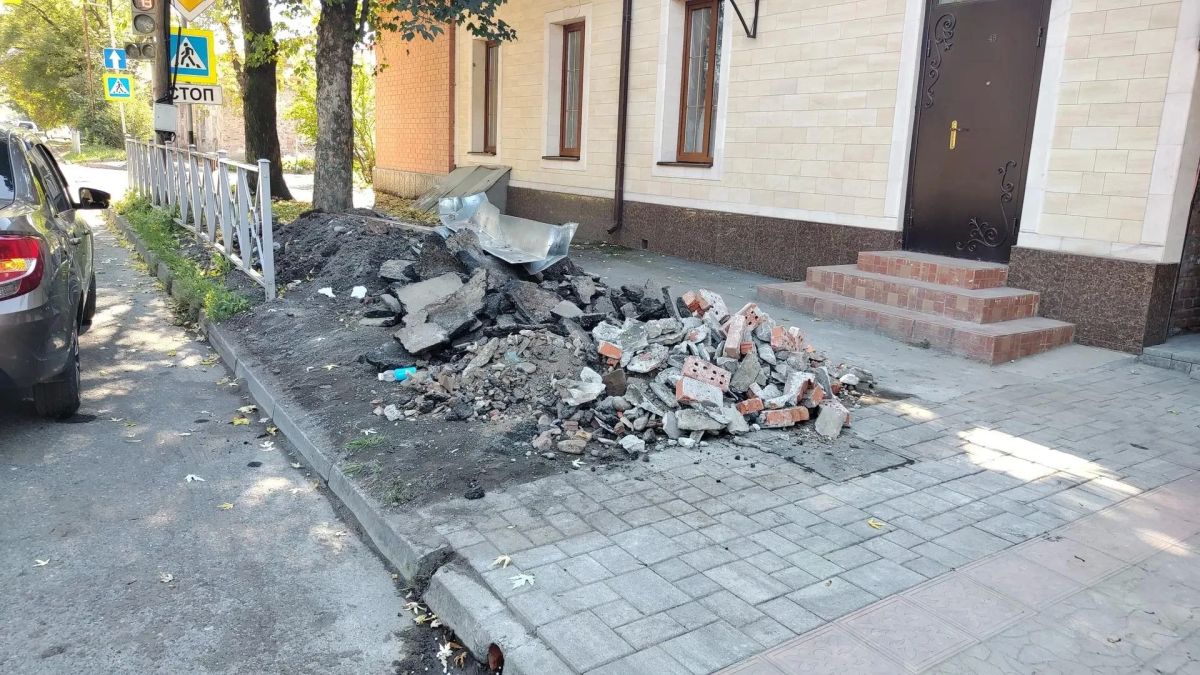 Незаконное складирование строительного мусора на муниципальной земле выявили специалисты Управления по контролю за городским хозяйством Незаконное складирование строительного мусора на муниципальной земле выявили специалисты Управления по контролю за городским хозяйством