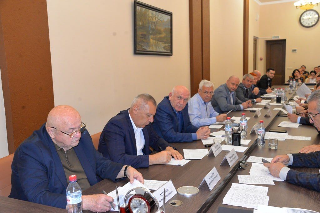 На заседании комитета по жилищно-коммунальному хозяйству и строительной политике под председательством Георгия Остаева депутаты рассмотрели законопроекты о внесении изменений в республиканское законодательство, регулирующее... На заседании комитета по жилищно-коммунальному хозяйству и строительной политике под председательством Георгия Остаева депутаты рассмотрели законопроекты о внесении изменений в республиканское законодательство, регулирующее...
