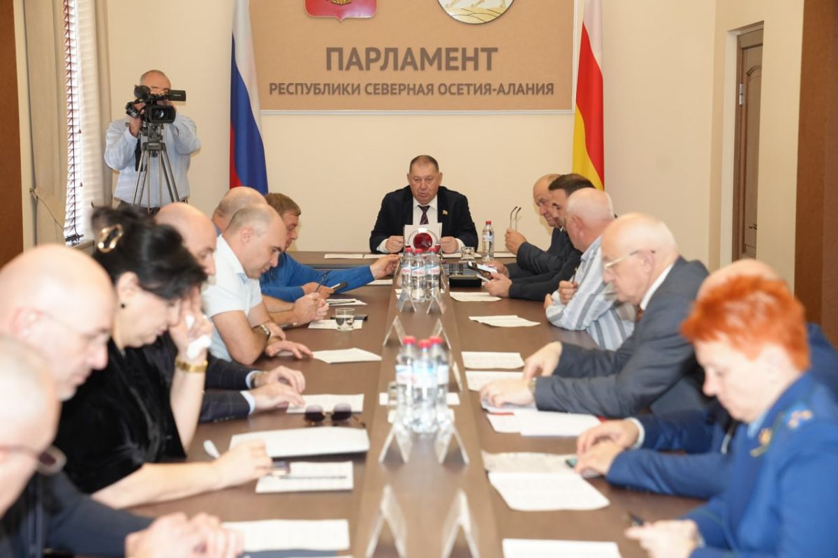 Олег Качаров провел заседание комитета по аграрной и земельной политике, экологии и природным ресурсам Олег Качаров провел заседание комитета по аграрной и земельной политике, экологии и природным ресурсам