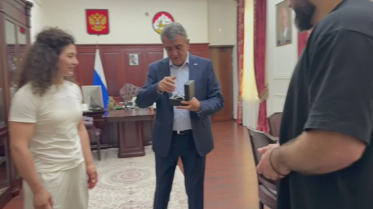 Сергей Меняйло вручил медаль "Во Славу Осетии" трехкратному чемпиону мира по дзюдо Иналу Тасоеву