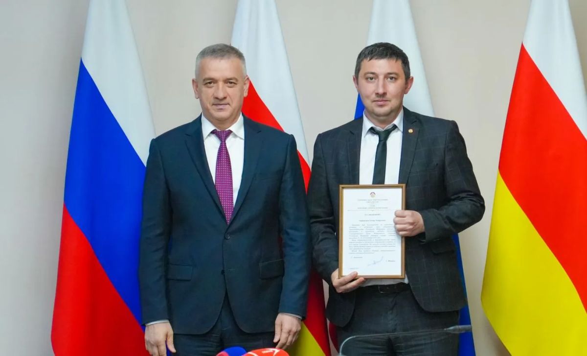 Руководитель Администрации Главы и Правительства РСО – Алания Ибрагим Гобеев открыл торжественную церемонию награждения жителей Северной Осетии, отличившихся при подготовке и проведению Единого дня голосования 2026 года. Руководитель Администрации Главы и Правительства РСО – Алания Ибрагим Гобеев открыл торжественную церемонию награждения жителей Северной Осетии, отличившихся при подготовке и проведению Единого дня голосования 2026 года.