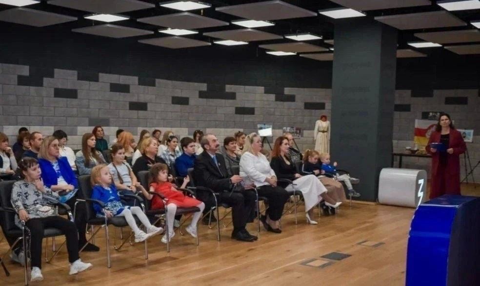 В Молодёжном пространстве города Донецка состоялись торжественное мероприятие и выставка, приуроченные к 167-летию со дня рождения основоположника осетинской литературы, поэта, просветителя и художника Коста Левановича... В Молодёжном пространстве города Донецка состоялись торжественное мероприятие и выставка, приуроченные к 167-летию со дня рождения основоположника осетинской литературы, поэта, просветителя и художника Коста Левановича...