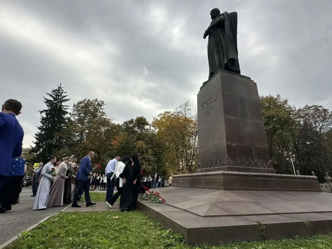 В осетинском театре также постили память великого поэта В осетинском театре также постили память великого поэта