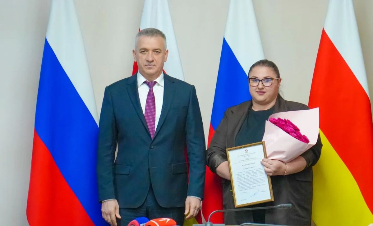 Руководитель Администрации Главы и Правительства РСО – Алания Ибрагим Гобеев открыл торжественную церемонию награждения жителей Северной Осетии, отличившихся при подготовке и проведению Единого дня голосования 2026 года. Руководитель Администрации Главы и Правительства РСО – Алания Ибрагим Гобеев открыл торжественную церемонию награждения жителей Северной Осетии, отличившихся при подготовке и проведению Единого дня голосования 2026 года.