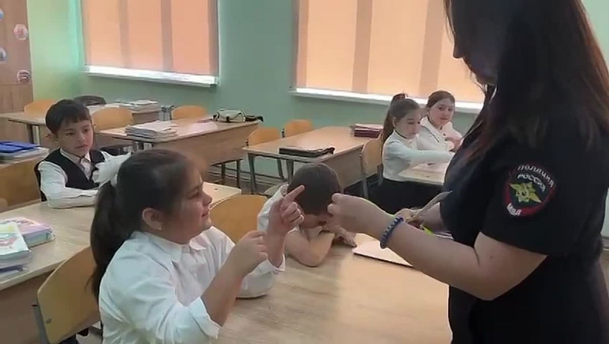 Госавтоинспекторы Алагирского района Северной Осетии провели профилактическую акцию, направленную на помощь школьникам горных школ в адаптации к интенсивному транспортному движению