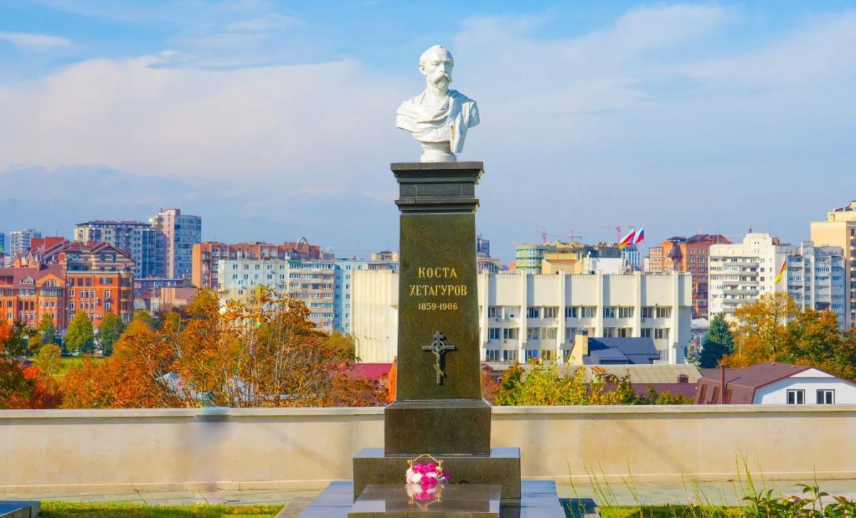 Глава РСО – Алания Сергей Меняйло принял участие в торжественном мероприятии, посвященном празднованию 167-летия со дня рождения поэта, писателя, художника, основоположника литературного осетинского языка Коста Левановича... Глава РСО – Алания Сергей Меняйло принял участие в торжественном мероприятии, посвященном празднованию 167-летия со дня рождения поэта, писателя, художника, основоположника литературного осетинского языка Коста Левановича...