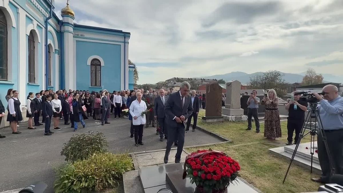 В четверг во Владикавказе состоялось возложение цветов к памятнику Коста Хетагурову, посвященное 167-летию со дня рождения великого писателя и живописца