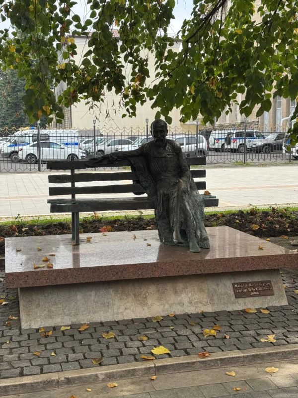 На постаменте памятника Коста на проспекте Мира установили временную информационную табличку, тонированную под бронзу