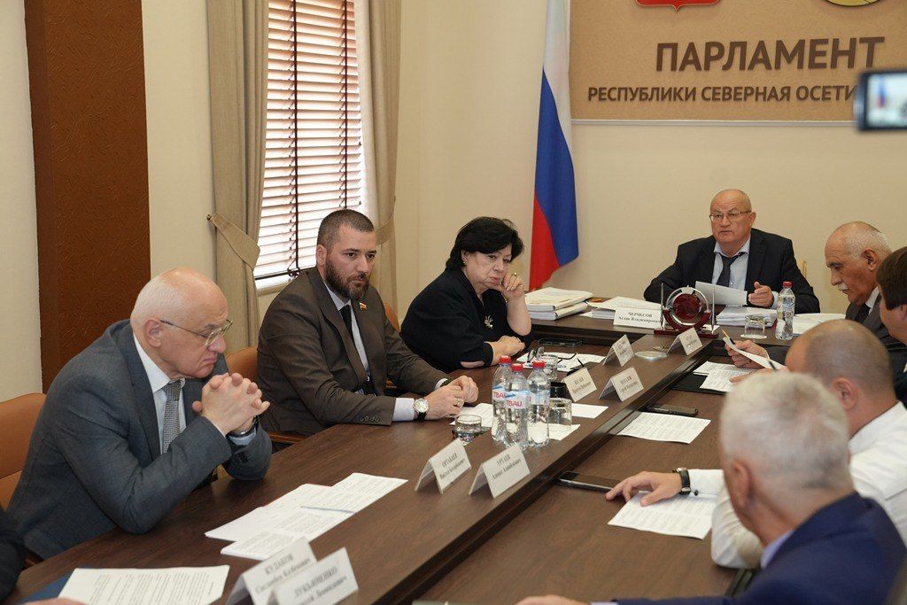 Присвоение почетных званий населенным пунктам воинской доблести, совершенствование законодательства о местном самоуправлении и поддержка деятельности республиканского омбудсмена – эти и другие вопросы составили повестку дня... Присвоение почетных званий населенным пунктам воинской доблести, совершенствование законодательства о местном самоуправлении и поддержка деятельности республиканского омбудсмена – эти и другие вопросы составили повестку дня...