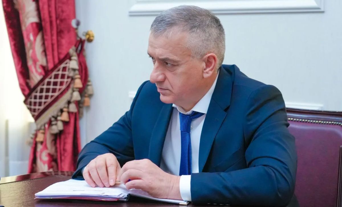 Глава РСО – Алания Сергей Меняйло встретился с новым председателем международного общественного движения «Высший совет осетин» («Стыр Ныхас») Азаматом Хадиковым, недавно приступившим к исполнению своих обязанностей. Глава РСО – Алания Сергей Меняйло встретился с новым председателем международного общественного движения «Высший совет осетин» («Стыр Ныхас») Азаматом Хадиковым, недавно приступившим к исполнению своих обязанностей.