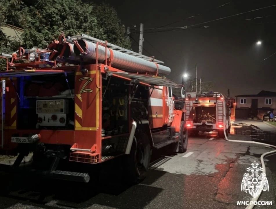 Пожар ликвидировали в трехэтажном жилом доме в селении Октябрьском