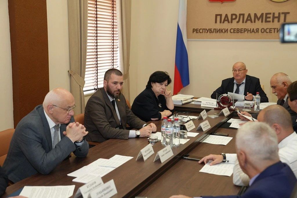 Присвоение почетных званий населенным пунктам воинской доблести, совершенствование законодательства о местном самоуправлении и поддержка деятельности республиканского омбудсмена – эти и другие вопросы составили повестку дня... Присвоение почетных званий населенным пунктам воинской доблести, совершенствование законодательства о местном самоуправлении и поддержка деятельности республиканского омбудсмена – эти и другие вопросы составили повестку дня...