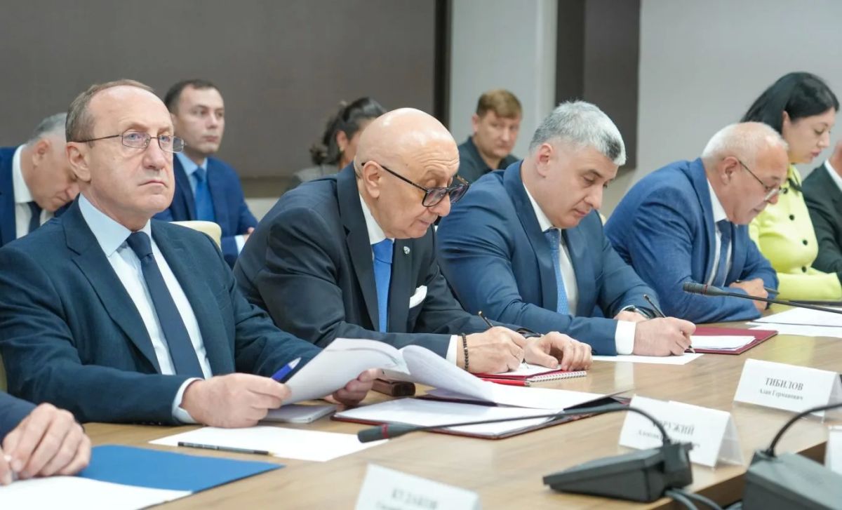 Глава РСО – Алания Сергей Меняйло провел еженедельное аппаратное совещание с участием руководителей органов исполнительной власти и муниципальных образований, представителей правоохранительных и надзорных структур республики Глава РСО – Алания Сергей Меняйло провел еженедельное аппаратное совещание с участием руководителей органов исполнительной власти и муниципальных образований, представителей правоохранительных и надзорных структур республики