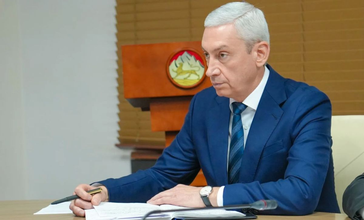 Глава РСО – Алания Сергей Меняйло провел еженедельное аппаратное совещание с участием руководителей органов исполнительной власти и муниципальных образований, представителей правоохранительных и надзорных структур республики Глава РСО – Алания Сергей Меняйло провел еженедельное аппаратное совещание с участием руководителей органов исполнительной власти и муниципальных образований, представителей правоохранительных и надзорных структур республики